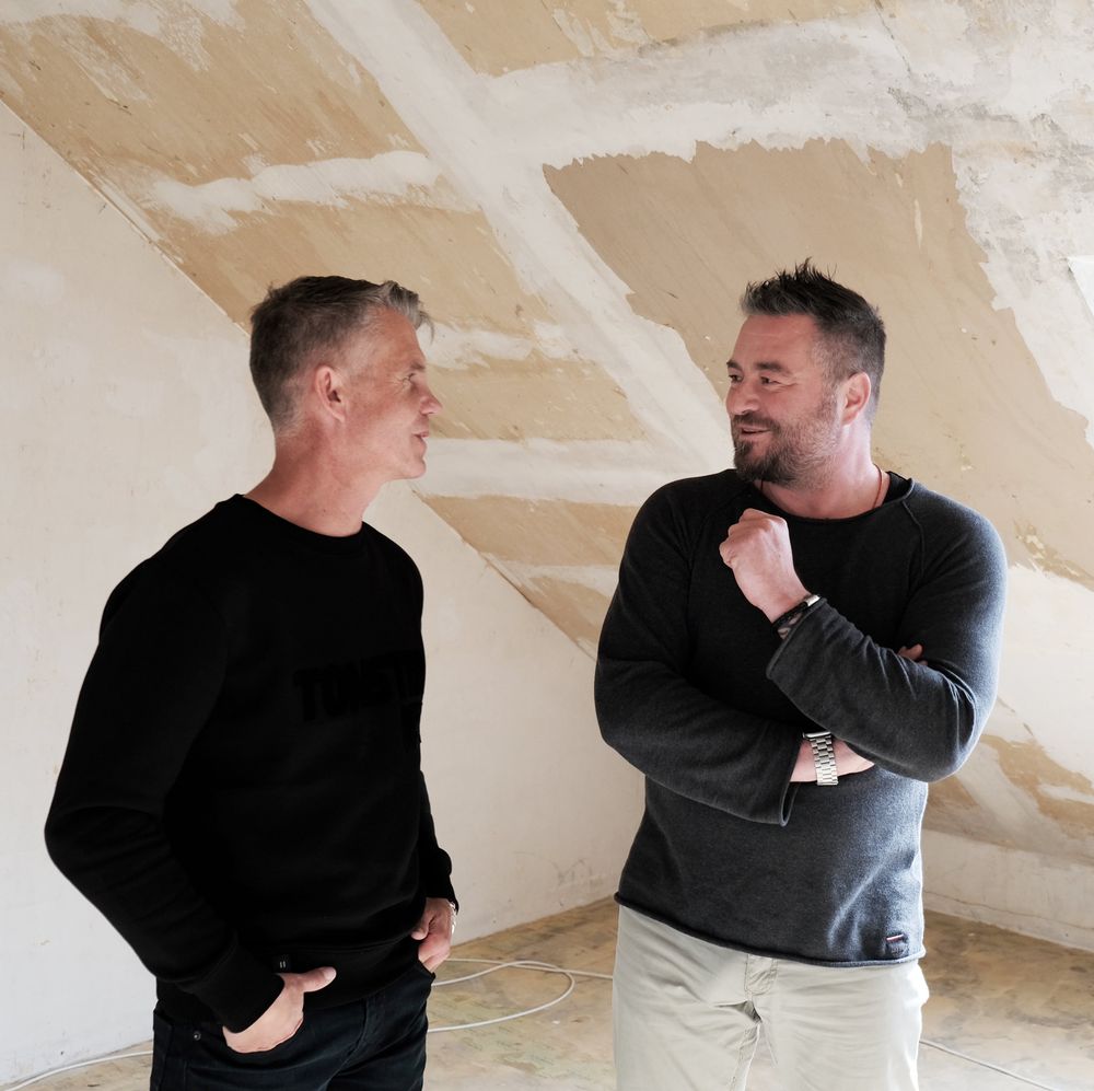 Marc Stracke und Ingo Ende in ihrem Büro in Leverkusen